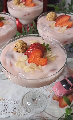 Fruit yogurt with strawberries – KOCHIDEEN